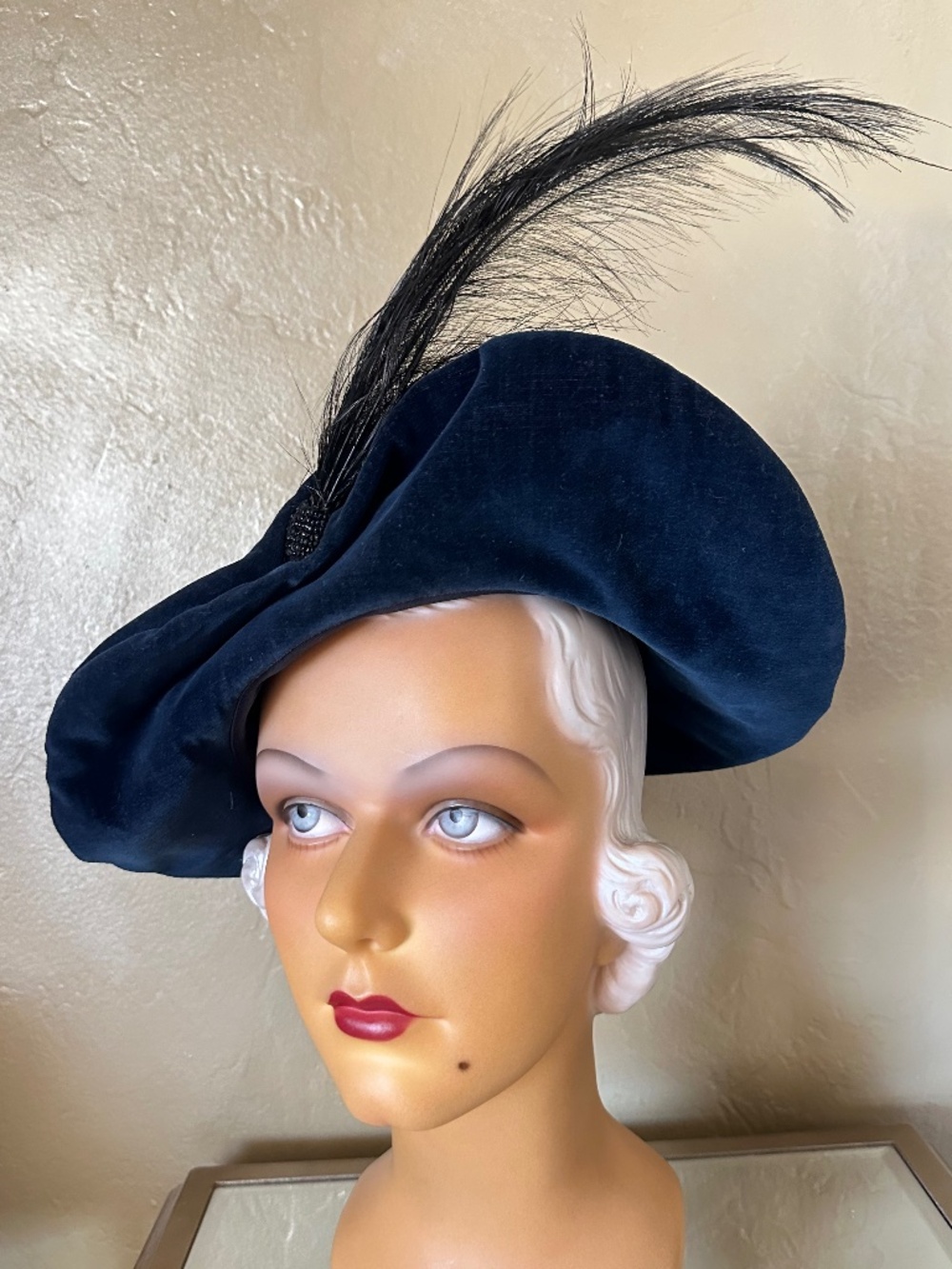BEAUTIFUL 1930s' NAVY VELVETY CLOCHE WITH TALL BLACK FEATHERS AND JEWEL